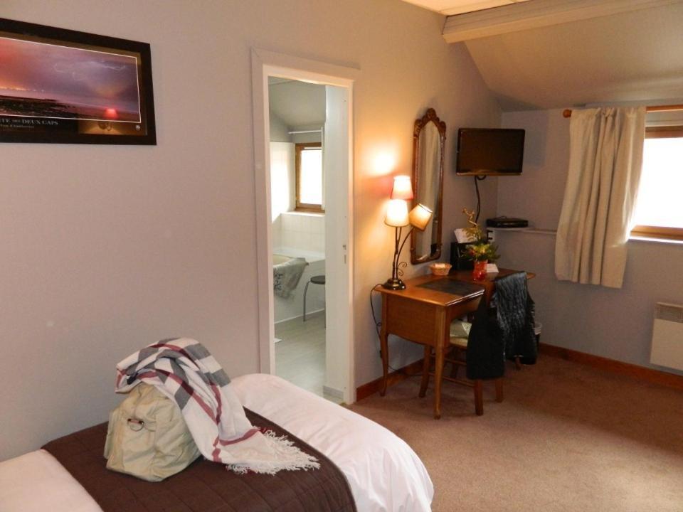 Logis - Auberge Du Colombier Guines ห้อง รูปภาพ