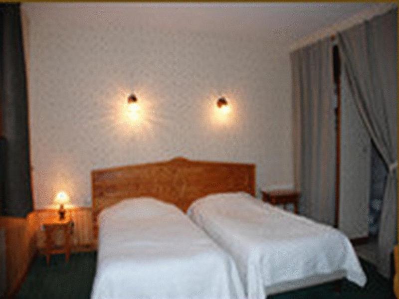 Logis - Auberge Du Colombier Guines ภายนอก รูปภาพ
